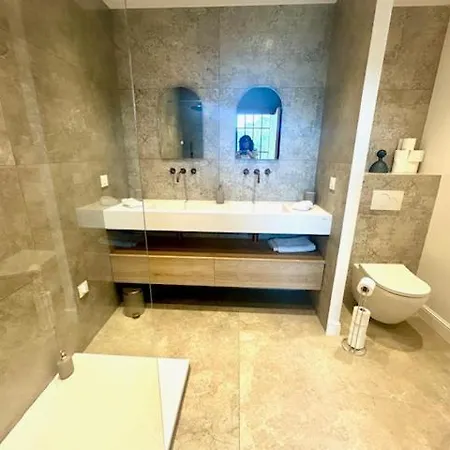Appartement Grand 4 Pieces Dans De Charme Renovee Proche Plages Et Centre D'antibes, Cote D'azur *